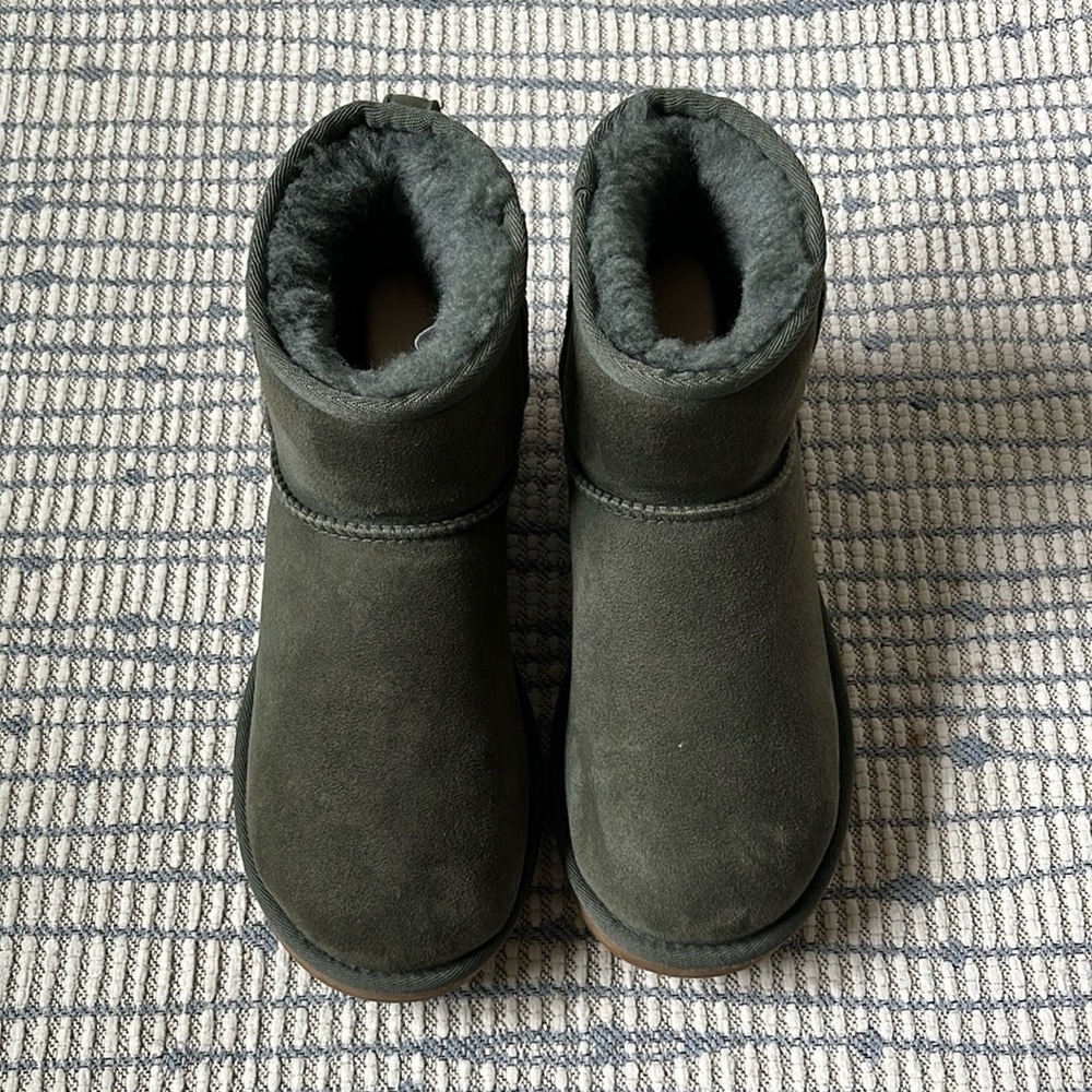 Classic Mini Ugg Boot Regenerate - Olive Green size 7